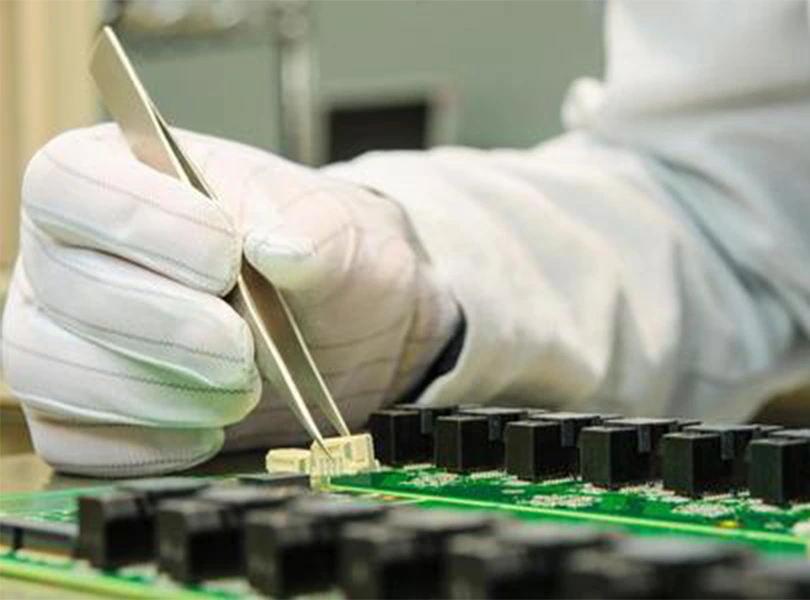 Pourquoi le pinceau ESD est-il important dans le domaine des expériences électroniques?